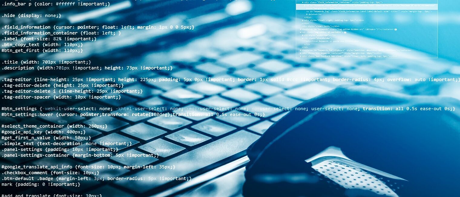 Hand tippt auf einer Tastatur, im Vordergrund ist Code eingeblendet.